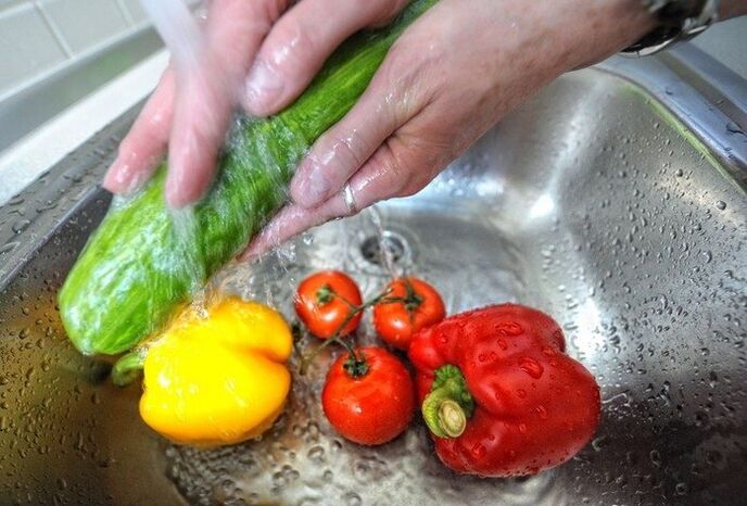 Για την πρόληψη της παρασιτικής μόλυνσης, είναι απαραίτητο να πλένετε τα λαχανικά πριν τα φάτε. 