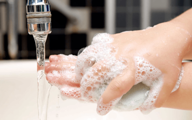 Πλύσιμο χεριών για την πρόληψη των σκουληκιών